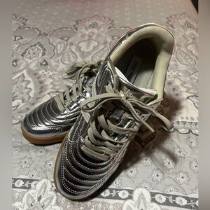 Woman’s Steve Madden Madrid Sneakers Size 9